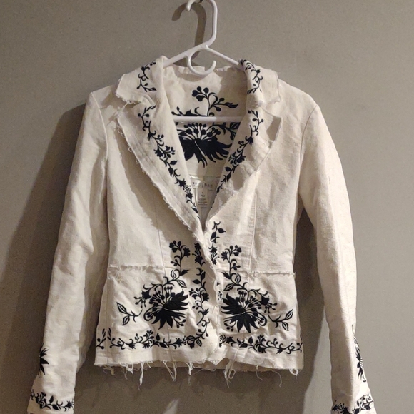 White House Black Market Jackets & Blazers - White House Black‎ Market Women's 4 Winter White Black Embroidered Crop Blazer